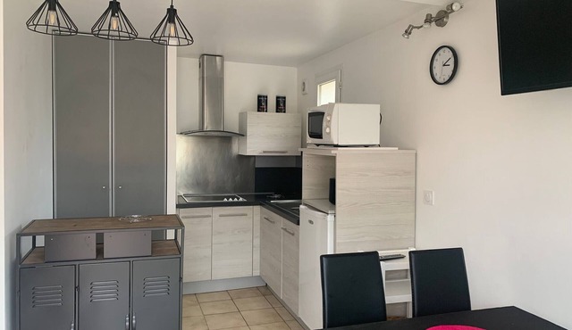 Charming Quiet House for 4 - Close to Ocean Beaches - Terrace & BBQ - Linen & Cleaning Included