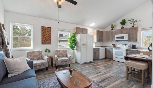 Charming, Quiet & Private Apt in Great Location w/Wi-Fi & Laundry