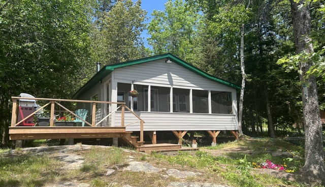 Charming, quiet & rustic cabin on the French River with enclosed porch and deck