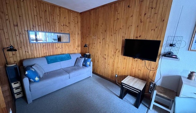 Charming Quiet Studio with Balcony, Bunk Beds, and Shuttle Stop Nearby