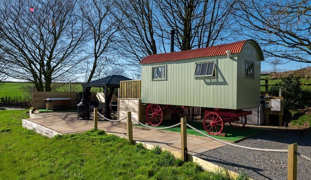 Charming quirky couple and dog friendly countryside bolt hole, with private hot tub and communal gam