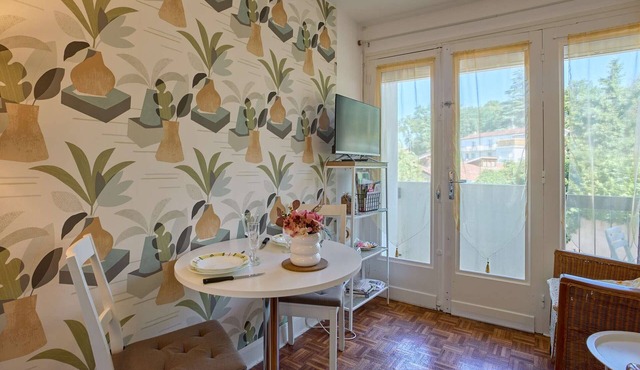 Charming renovated studio with balcony, parking and pets allowed