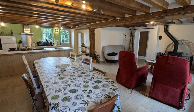 Charming Renovated Farmhouse: Tranquil Getaway near Forest with Modern Amenities