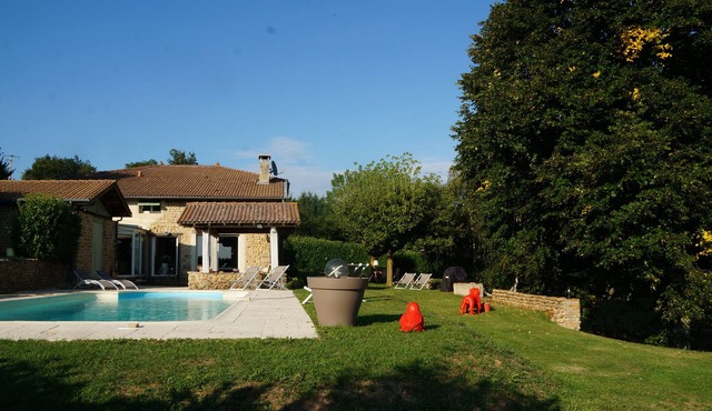 Charming residence with private pool in wooded grounds