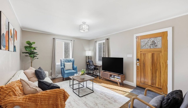 Charming Raleigh Retro House: King Bed, Pet Friendly, Near Downtown & WakeMed