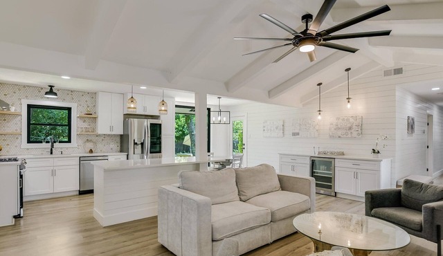 Charming Ranch Home Near Dell With Cocktail Pool