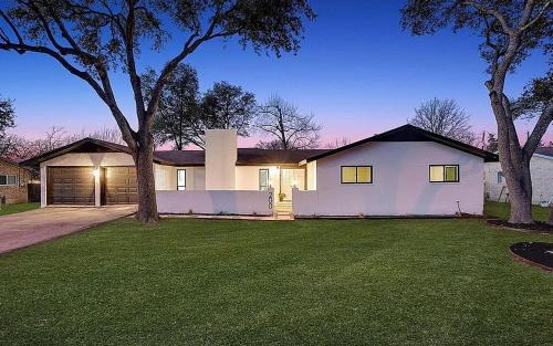 Charming Ranch Home Near Dell with Cocktail Pool