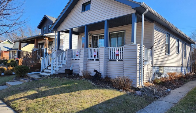 Charming Ranch walking distance to Downtown Ferndale! Close to Detroit!