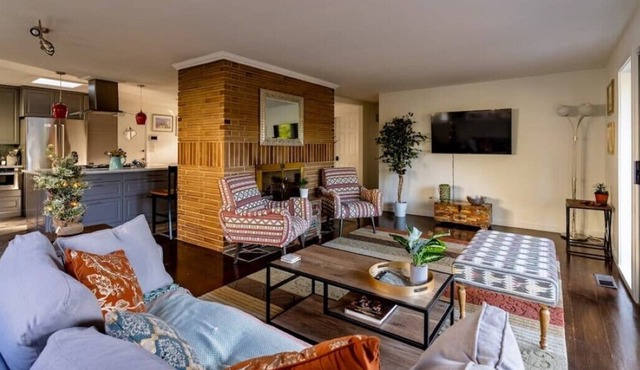 Charming Ravenna home at a great location - close to restaurants, shops, parks.