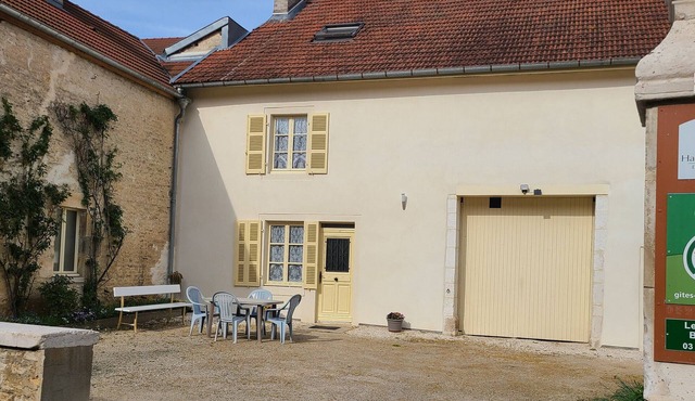 Charming Restored House: 4 Bedrooms, Garden, Garage, Central Heating - Aubepierre-sur-Aube