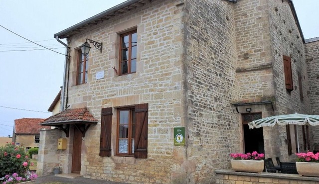 Charming Restored House, Close to Amenities with Enclosed Yard and Modern Comforts