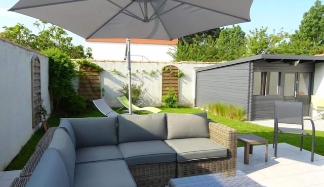 Charming Renovated Townhouse with Private Garden, 2 km from Sables d'Olonne Center