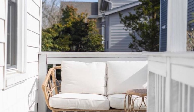Charming Remodeled Carriage House close to beach.
