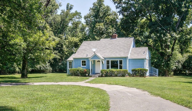Charming Remodeled 1930's Cottage Retreat - City Convenience in Country Setting