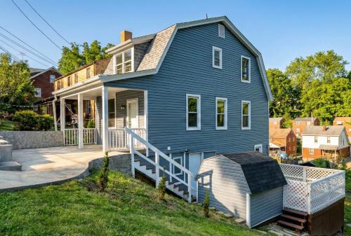 Charming Remodeled 3-BR Bungalow near Attractions