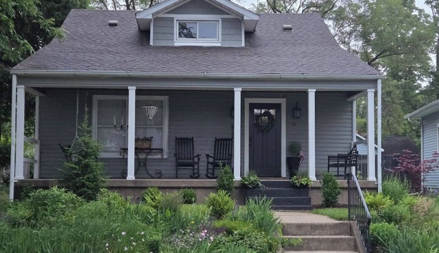 Charming! Remodeled 4-bedrm, 3 bath, less than 1 mile to Notre Dame. Super Clean