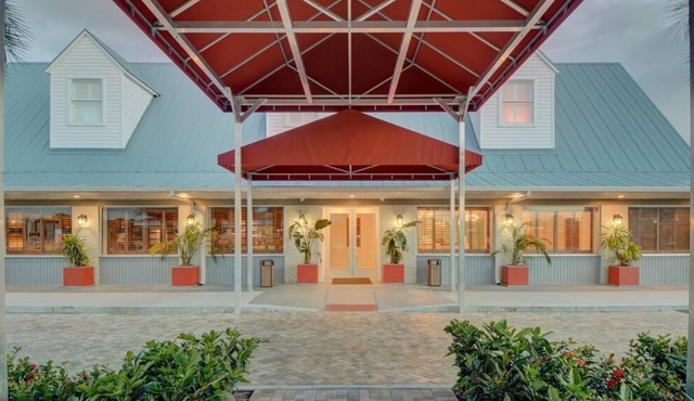 Charming remodeled award winning hotel featuring 2 room suites.