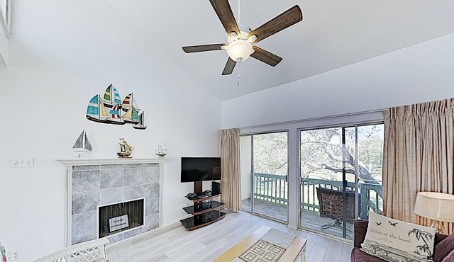 Charming Remodeled Condo w/ Pool, Pier & Private Balcony