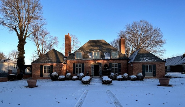 Charming remodeled French chateau suites, in a park like setting.