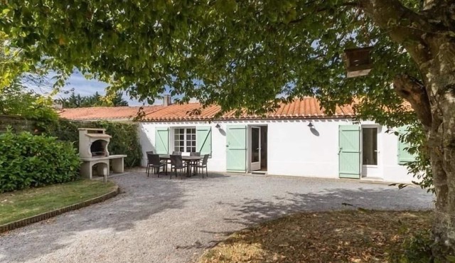 Charming Renovated Farmhouse with Large Garden Near Beaches and Pornic