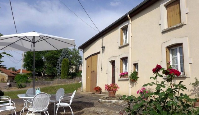 Charming renovated cottage, garage and bicycles available