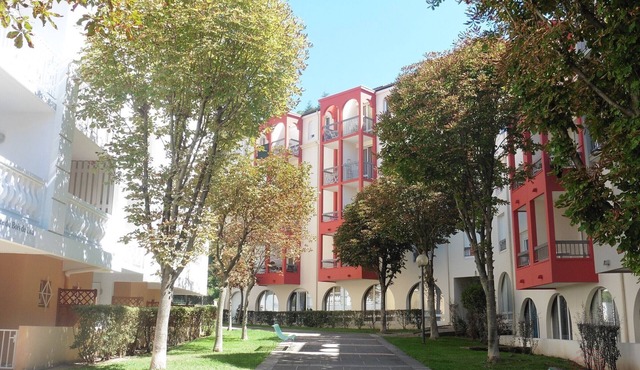 Charming Renovated Apartment with Terrace, Garden View, and Free Wi-Fi Near Lamalou-les-Bains Center