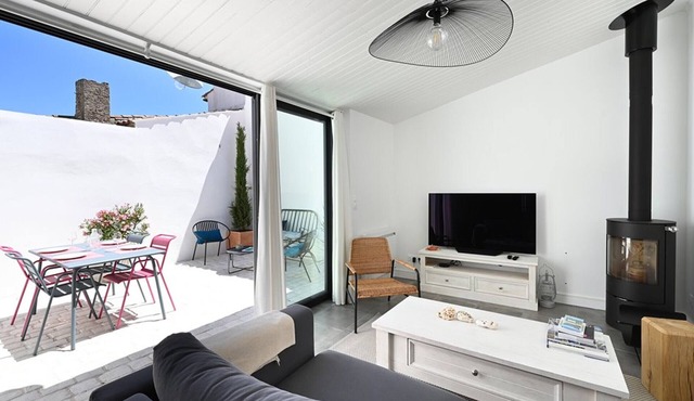 Charming Renovated Village Home with Courtyard, Near Amenities - Les Portes-en-Ré