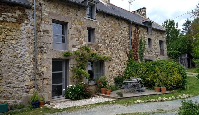Charming renovated stone cottage in quiet area with garden and terrace. Sleeps 4