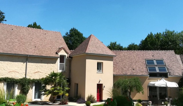 Charming Renovated Barn with Garden, 3 Ensuite Bedrooms, Near Le Mans
