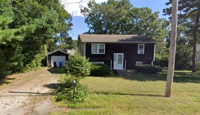 Charming Renovated Downstairs 3-bedroom with AC and WIFI in South Kingstown