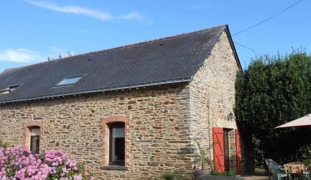 Charming Renovated Farmhouse with Private Garden, Wi-Fi, Bikes, and Family Amenities