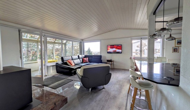 Charming Renovated Villa with Lush Garden & Hot Tub , La Neuveville, Switzerland