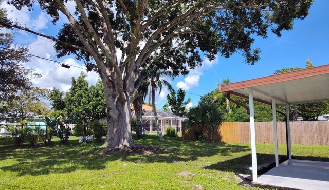 CHARMING & RENOVATED 2-bedroom cottage in Beautiful Sebastian! Bring your Boat!