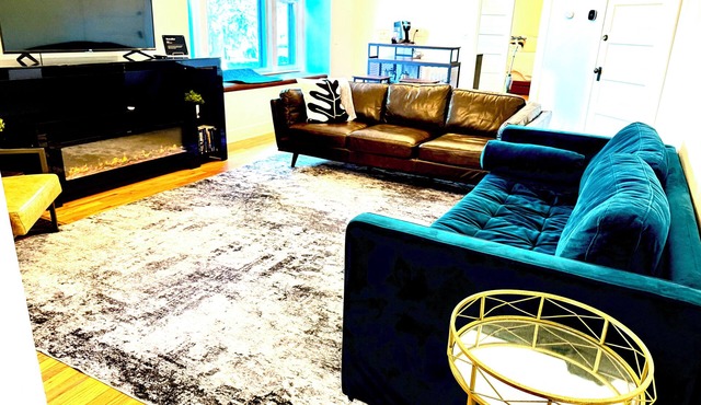 Charming Renovated 2BR Bungalow Blocks from Downtown & U of I