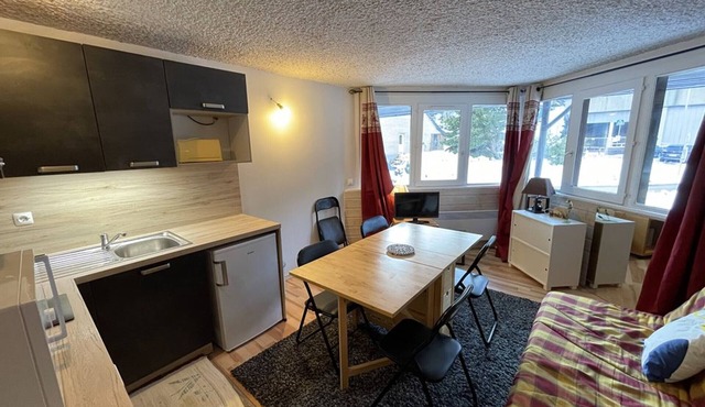 Charming Renovated Apartment in Ski Resort Center, Close to Slopes!