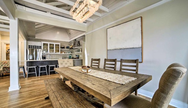 Charming Renovated Avalon Townhome, Walk to Beach!