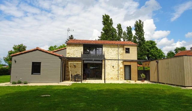 Charming Renovated Barn with Large Garden, Near Baroque Festival