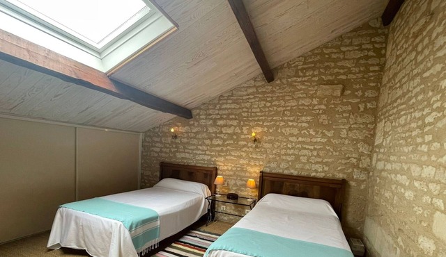 "Charming Renovated Barn in Marais Poitevin - WiFi, Private Garden, Near Niort"