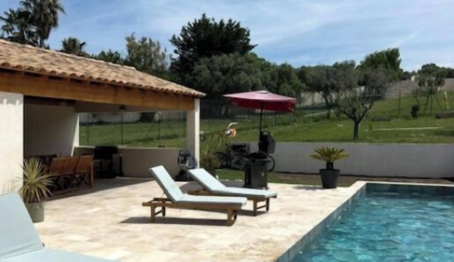 Charming renovated country house with swimming pool and landscaped garden