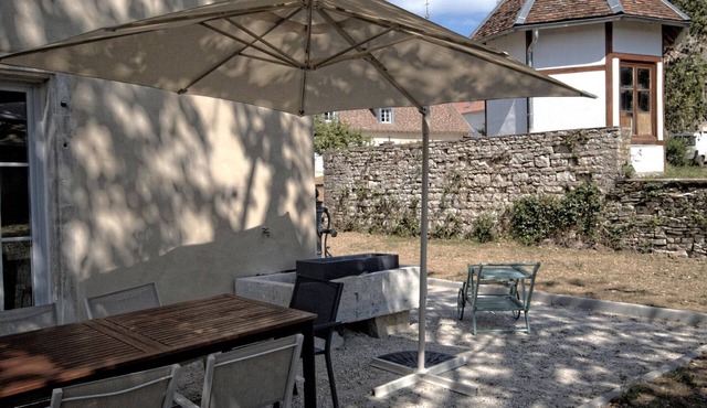 Charming renovated cottage with terrace and parking in Montagney