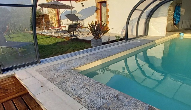 Charming Renovated Cottage with Heated Pool, Near Beaches and Nature, Pet-Friendly