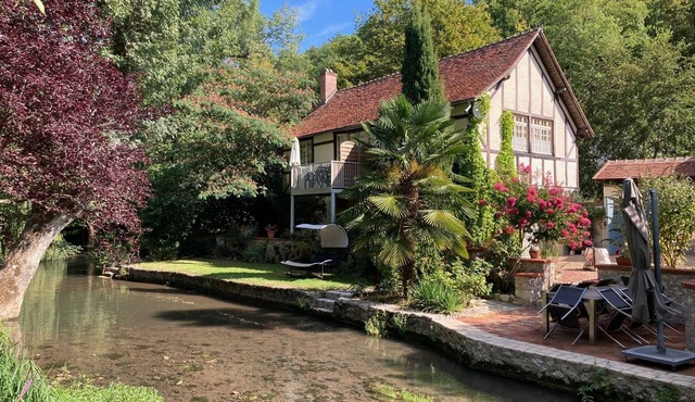 charming renovated cottage overlooking park and river