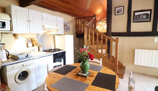 Charming Renovated Cottage with Terrace, Garden & Fireplace, Near Medieval Maurs - Sleeps 4