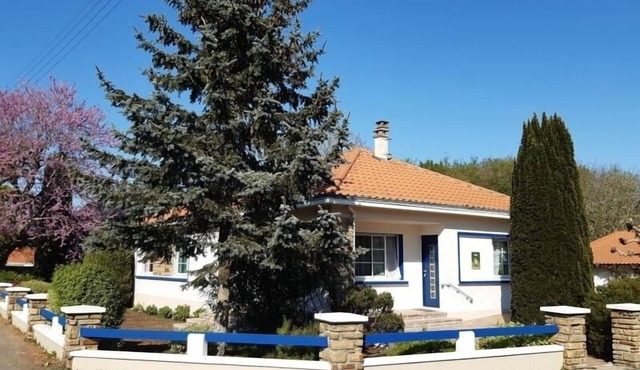 Charming Renovated Family Home, Close to Sea with Garden, Ping-Pong, and Fireplace