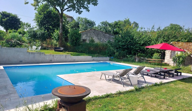 Charming renovated farmhouse with large pool