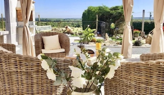 Charming Renovated Farmhouse with Private Garden, Near Fishing Pond, Trampoline, and BBQ