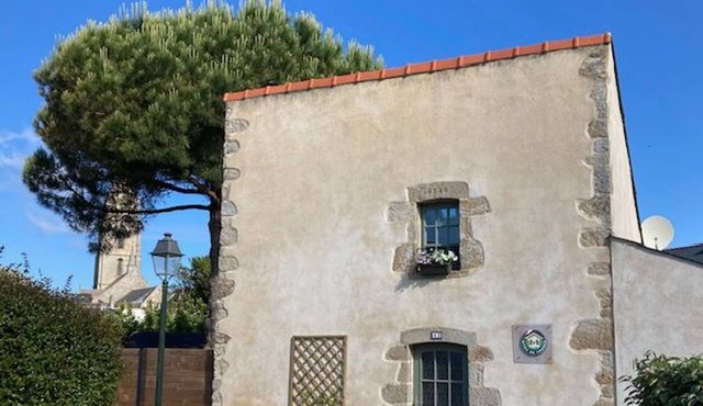 Charming Renovated Cottage Near Beaches and Shops with Private Garden and Modern Amenities