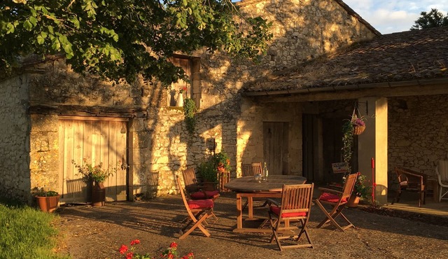 Charming Renovated Farmhouse Near Town