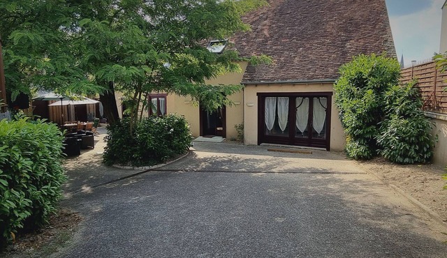 Charming Renovated Home: Modern Comfort Near Châteauroux Center, Sleeps 10, Private Courtyard