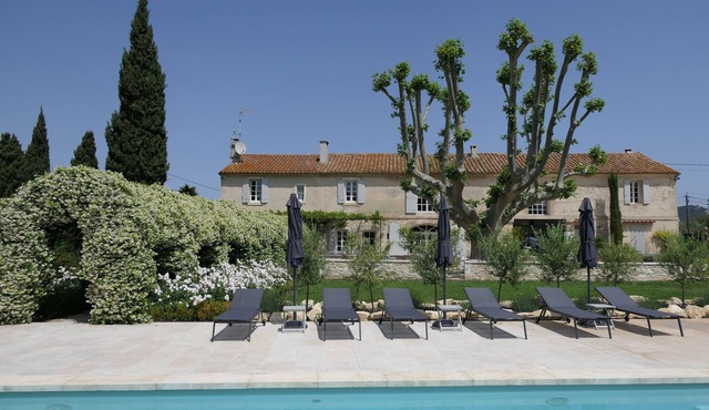 Charming renovated farmhouse in the heart of the Alpilles.